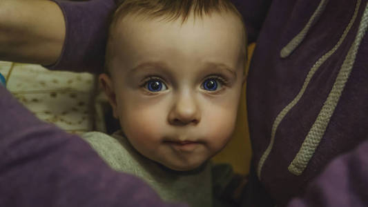 一个蓝色大眼睛的小男孩直视镜头的肖像。软过滤器，闪回
