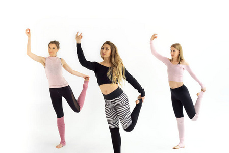 三个漂亮的运动女孩训练瑜伽普拉提