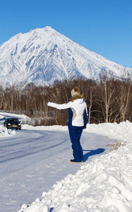 那个女孩在火山对面的冬季公路上搭便车