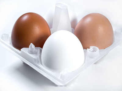新鲜鸡蛋，白色，棕色，塑料包装背景