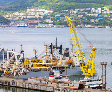 码头船只，港口起重机，商业海港，PetropavlovskKamchatsky。