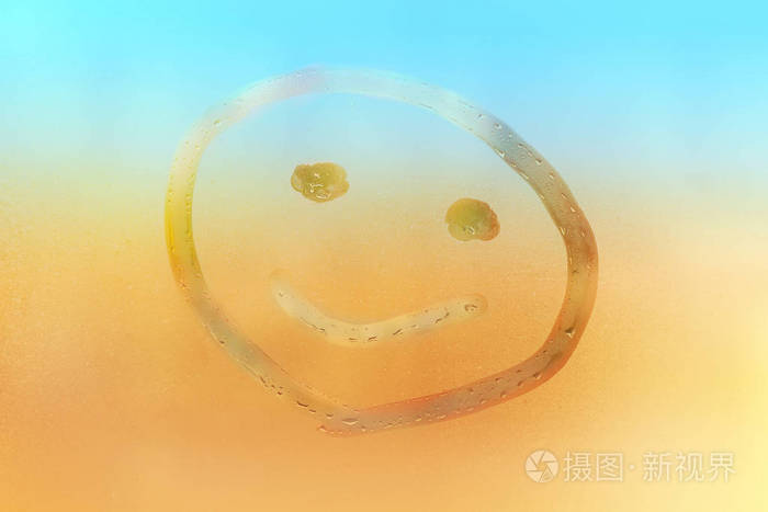 阳光明媚的一天在一个出汗的玻璃上微笑着滑稽的脸背景