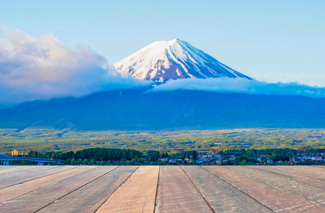 富士山上午在日本和空木桌。空白空间的文字和图像。