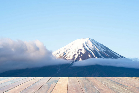 富士山上午在日本和空木桌。空白空间的文字和图像。