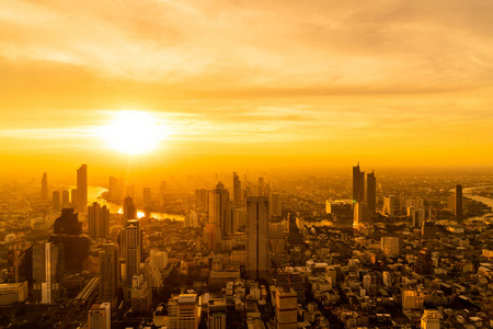 曼谷城市景观，美丽的建筑外观和建筑，在泰国日落的天空。