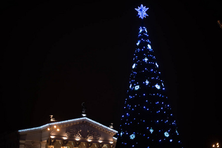 广场上有节日圣诞树的戈梅尔戏剧剧场