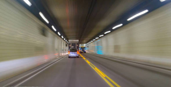 运输抽象车辆灯通过昏暗的隧道图片