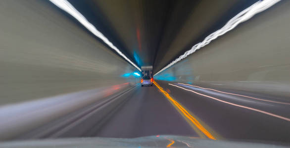 运输抽象车辆灯通过昏暗的隧道