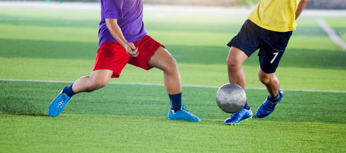 足球运动员跑去捕捉和控制球，以射击到球门。 足球运动员互相打着球