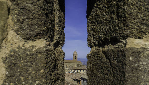 从堡垒的漏洞中看到蒙塔西诺。 宫殿的先验，市民和教区博物馆和钱安提农村可以被瞥见。