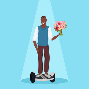 快乐的人骑电动滑板车举行鲜花花束节日庆祝概念现代个人运输农业美国男性卡通人物平