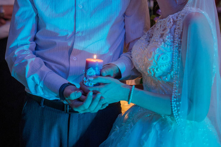新郎新娘拿着蜡烛
