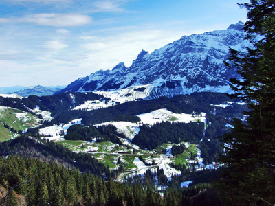 瑞士阿彭策尔奥塞尔罗登州施瓦加尔普地区山口牧场和农场的深秋和冬季气氛