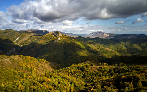 山地景观。 罗马尼亚的喀尔巴阡山。 悬崖和高山峰。 绿色的山谷。 风景优美的风景。 罗马尼亚。 娱乐及远足活动场所