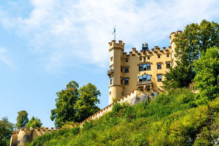 美丽的建筑在德国巴伐利亚阿尔卑斯山的Hohenschwangau城堡与蓝天