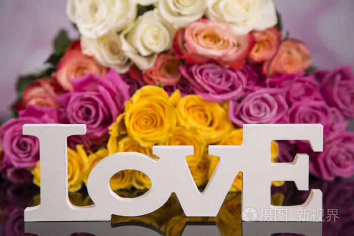 五颜六色的玫瑰，上面写着对恋人的爱。