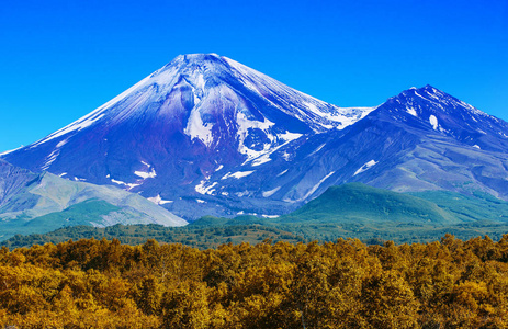 秋天在堪察加的阿瓦钦斯基火山，顶部覆盖着白雪