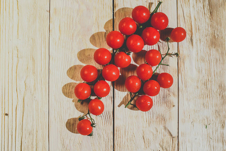 白色木桌上的樱桃番茄