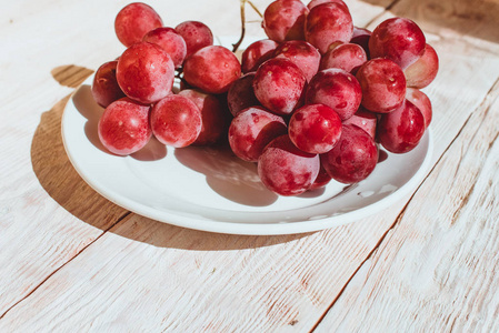 把新鲜的红葡萄放在木桌上