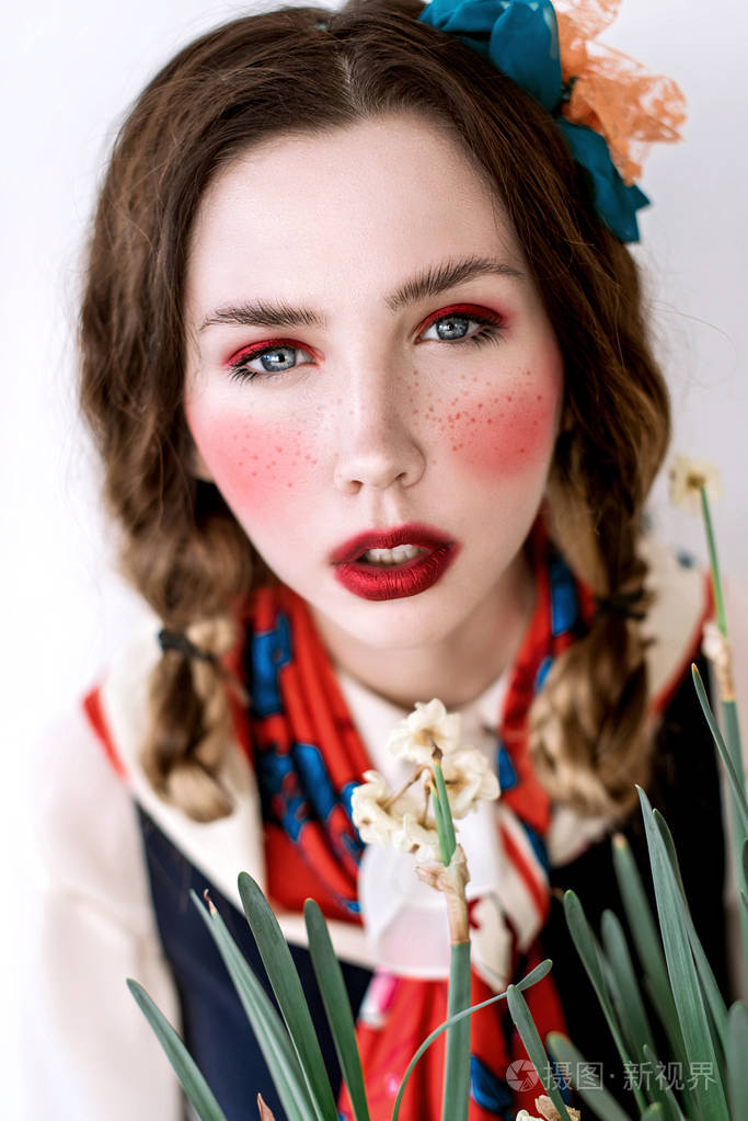 彩色领带和红色阴影化妆的美丽女人的肖像.