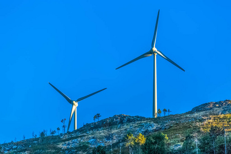 葡萄牙山顶上的风力涡轮机景观...