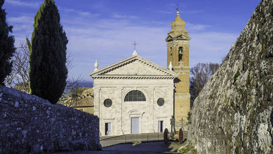 路的两侧是高石墙，通向蒙塔西诺的麦当娜德尔索教堂。