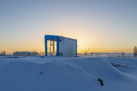 日落时分在土耳其埃尔祖鲁姆的雪上汽车站