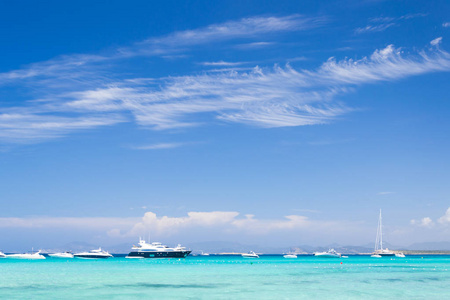 西班牙FormenteraBaleares岛Ilotes海滩上的绿松石水晶水
