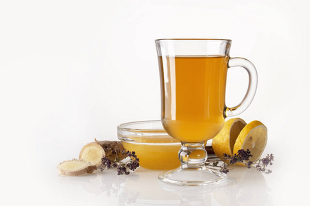 一杯绿色天然茶，上面有姜柠檬和蜂蜜
