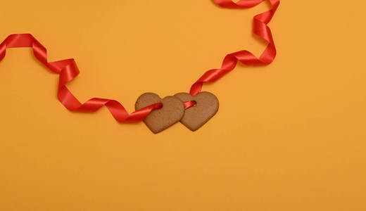 红色丝带上的生姜饼干的心形状的花环