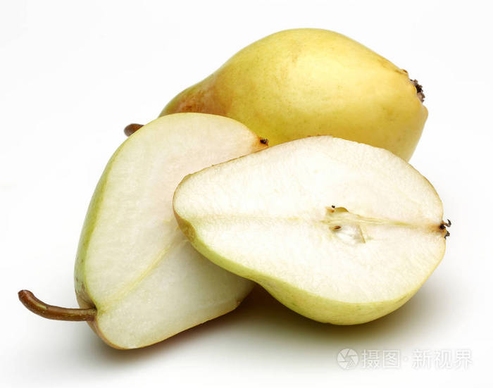 白色背景下分离的梨和薄片