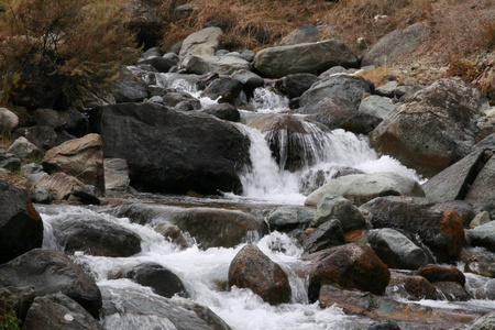 流动的河流和岩石