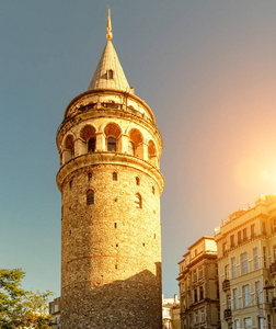 日光下的加拉塔塔伊斯坦布尔土耳其。 伊斯坦布尔加拉塔地区的古塔。 夏季伊斯坦布尔地标的阳光景观。 伊斯坦布尔的旧建筑，以前是君士