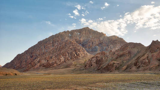 长帕米尔公路M41于2018年8月在塔吉克斯坦拍摄，于HDR拍摄