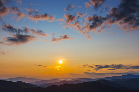 夕阳下蓝雾中的山脊轮廓