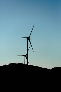 葡萄牙山顶风力涡轮机的剪影视图冷版日落天空