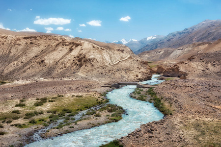 从塔吉克斯坦流入阿富汗的瓦汉走廊的冰川河，于2018年8月在HDR拍摄