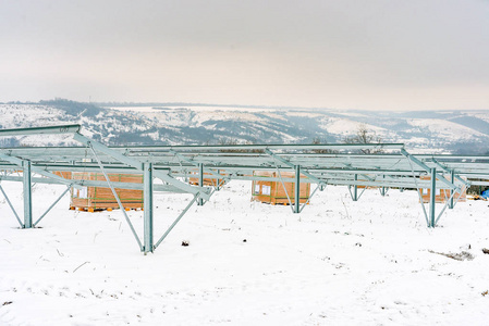 冬季固定太阳能电池板的金属工作台