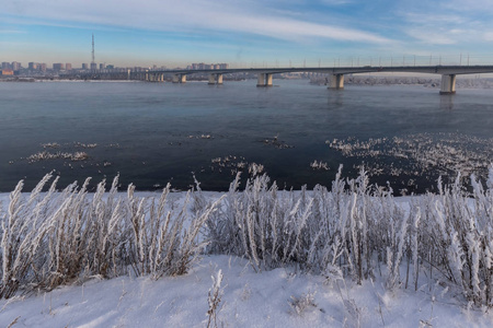 安加拉伊库茨克学术桥的冬季景观
