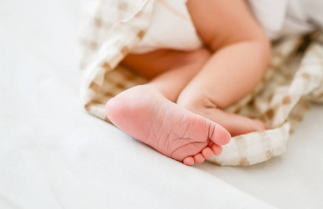 新生婴儿的脚和手指