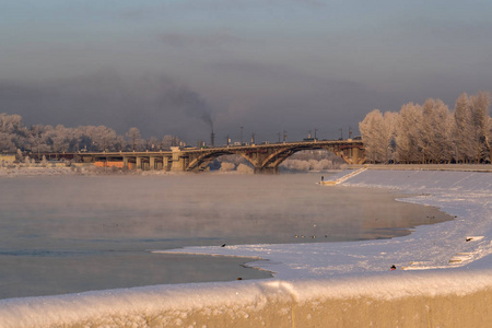 安加拉河上格拉茨科夫斯基桥的冬季景色