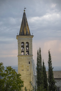 意大利村庄。 斯波莱托圣玛丽亚阿苏塔大教堂的钟楼。