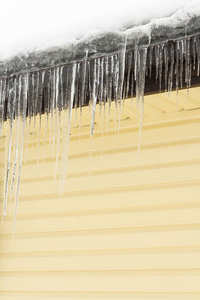 冬天，冰柱挂在私人住宅的屋顶上