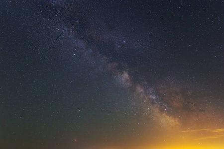 美丽的戏剧性夜空与银河