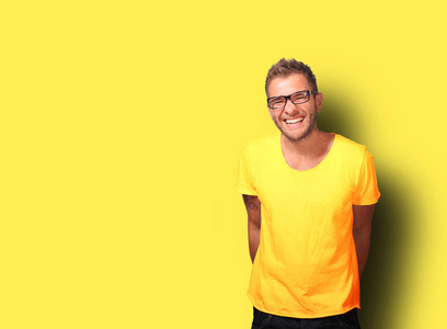 穿黄色衣服的年轻人微笑