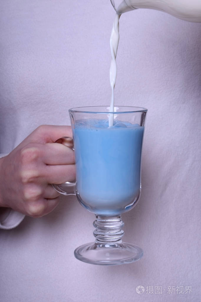 蓝茶凤尾鱼,女性手里拿着爱尔兰杯里的牛奶