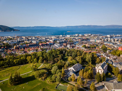 无人驾驶飞机照片的城市特隆赫姆在挪威阳光明媚的夏日与山，峡湾和港口的背景概念旅行和和谐