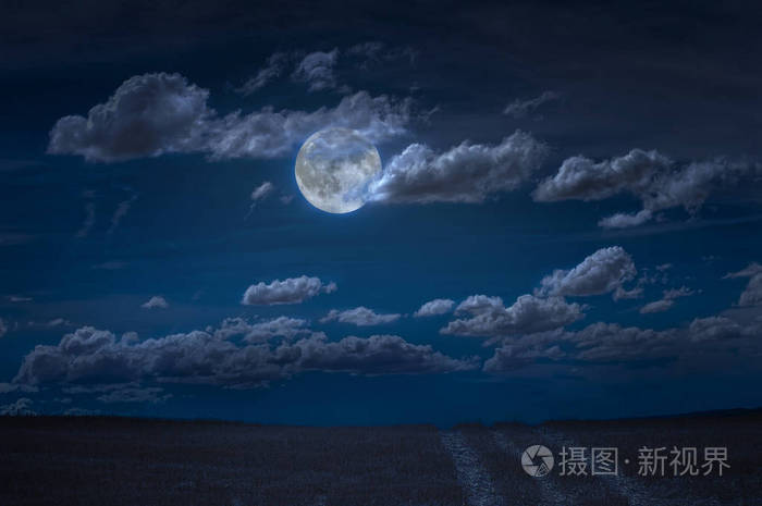 夜晚的月亮和云彩月光和道路背景深蓝色背景