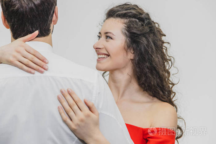 长头发的男人和女人妻子拥抱了她的丈夫后面的视图情人节我女人穿着