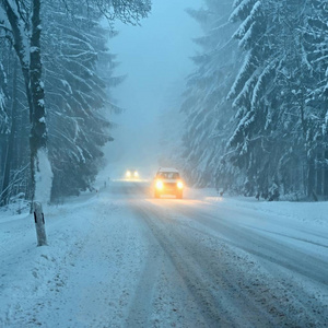 有车的雪冬路。 冬天在山上开车的危险汽车。 运输汽车和旅行的概念。